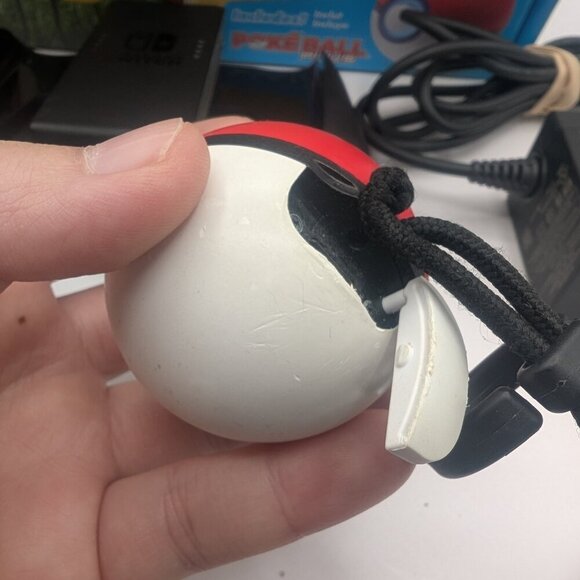 Nintendo Switch Console Pikachu & Eevee Pokémon Lets Go 2018 Edition w/ Pokeball - Picture 5 of 8